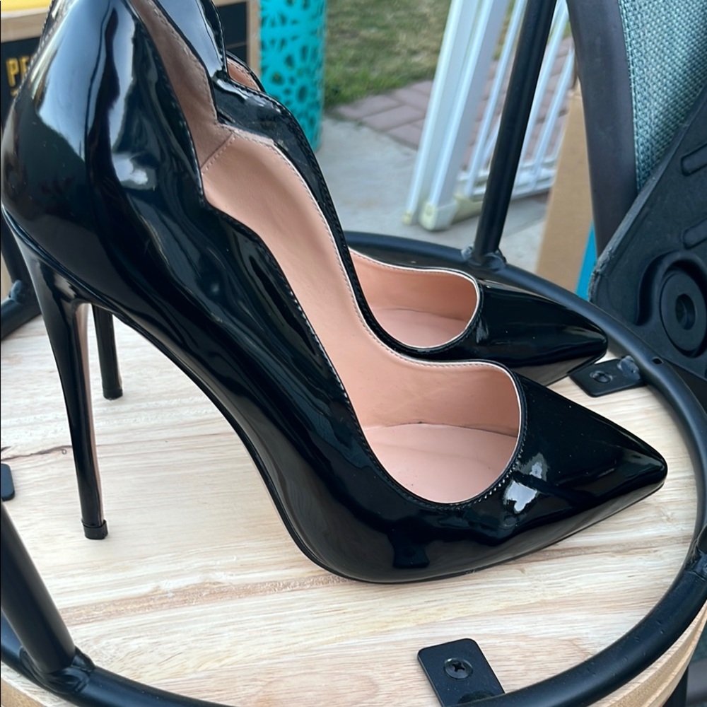 Black High Heels with Stiletto Design and Pointed Toe